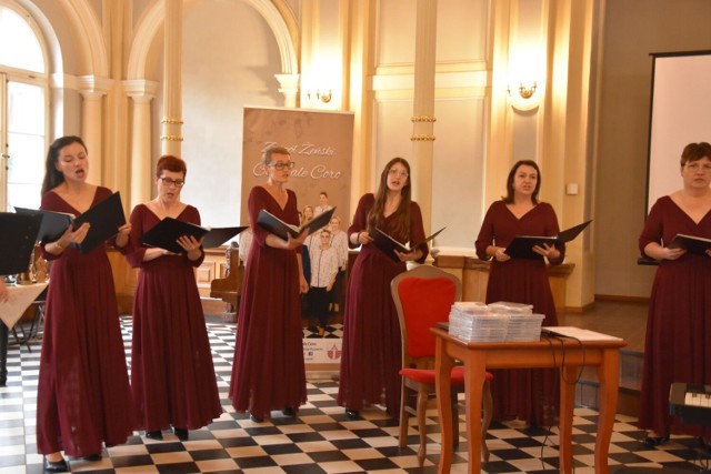 Żeński Zespół Cordiale Coro, który występuje pod batutą Jarosława Dąbrowskiego obchodzi 15-lecie działalności.