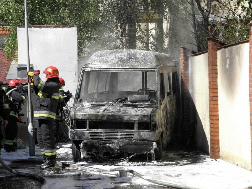 Spłonął mercedes na Kościuszki w Toruniu. Zagrożenie wybuchu butli z gazem [zdjęcia i film].