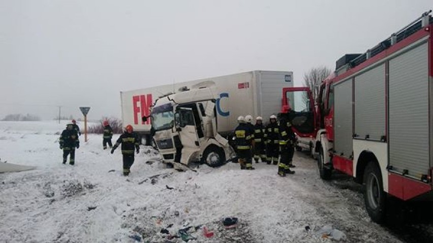 Groźny wypadek w Psarach, samochód ciężarowy przewrócił się  na drogę [ZDJĘCIA]