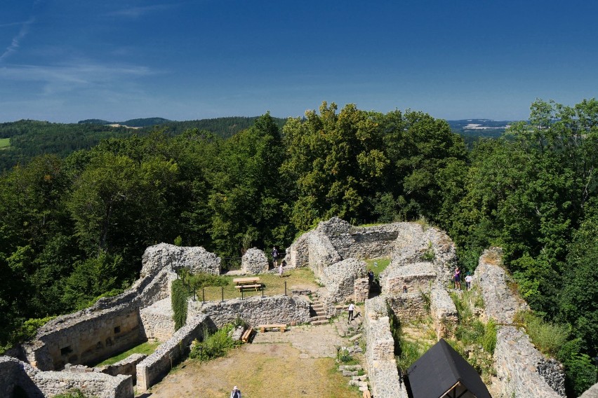 Zamek Wleń leży na wzgórzu nad rzeką Bóbr, w Parku...