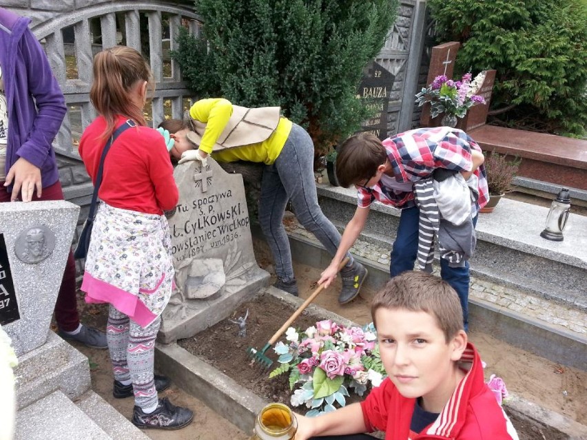 Na cmentarzu w Chodzieży młodzież uporządkowała mogiły...