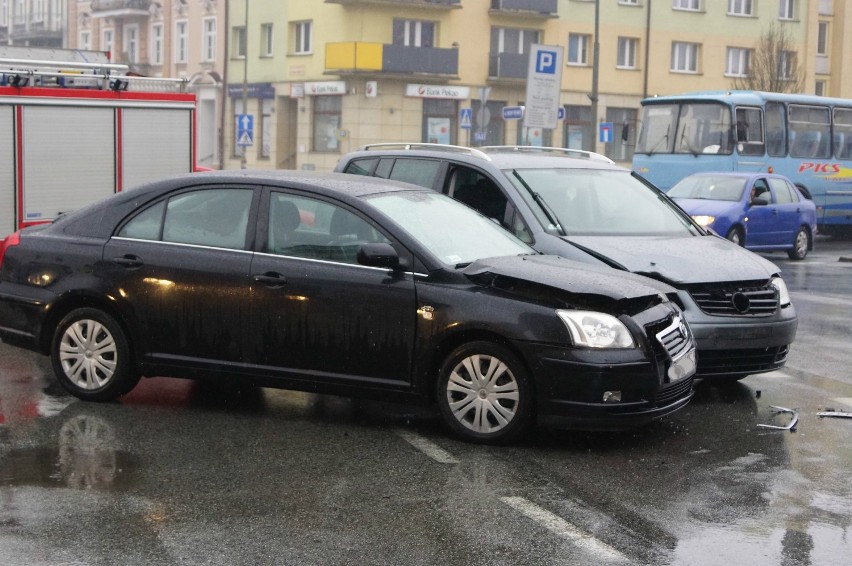 Zderzenie aut u zbiegu ulic Majkowskiej i 3-go Maja w...
