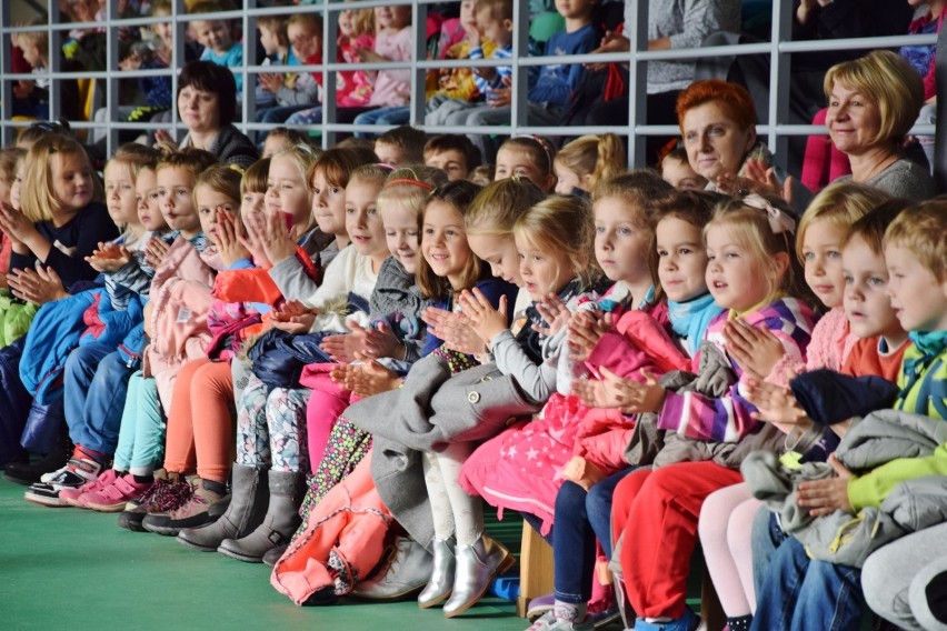 Macedoński folklor w Sieradzu. To w wykonaniu zespołu Drimkol, który wystąpił dla dzieci i młodzieży