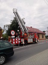 Budynek grozi zawaleniem. Ruch na drodze krajowej nr 45 w Praszce odbywa się wahadłowo 