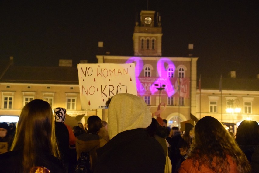 Protest kobiet w Skierniewicach. „Prezenty” pod biurem poselskim PiS [ZDJĘCIA]