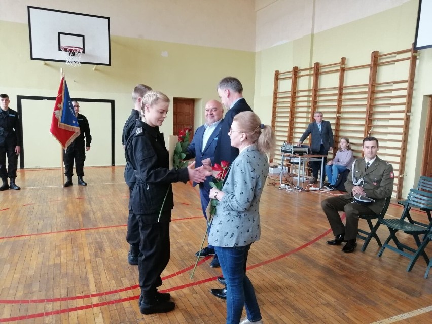 Uczniowie mundurowych klas w ZS im. Wyżykowskiego odebrali awanse na wyższe stopnie edukacji 2022