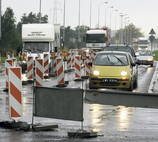 Zjazd na jeden pas ruchu jest ostry, a przez to niebezpieczny