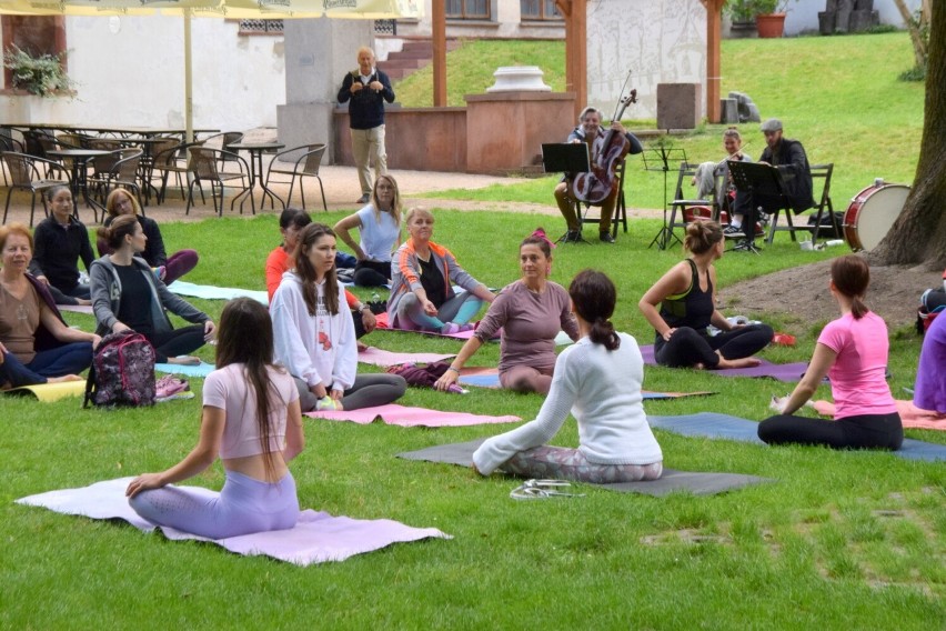 Zajęcia jogi i piknik na trawie w Pałacyku Zielińskiego w Kielcach. Uczestnikom pięknie przygrywał Kwartet Jorgi. Zobaczcie zdjęcia 