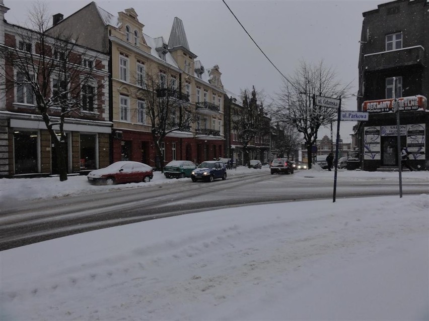 Kartuzy. Sobotnie przedpołudnie - zawitała zimna a drogowcy mają problem z ciągłym usuwaniem śniegu