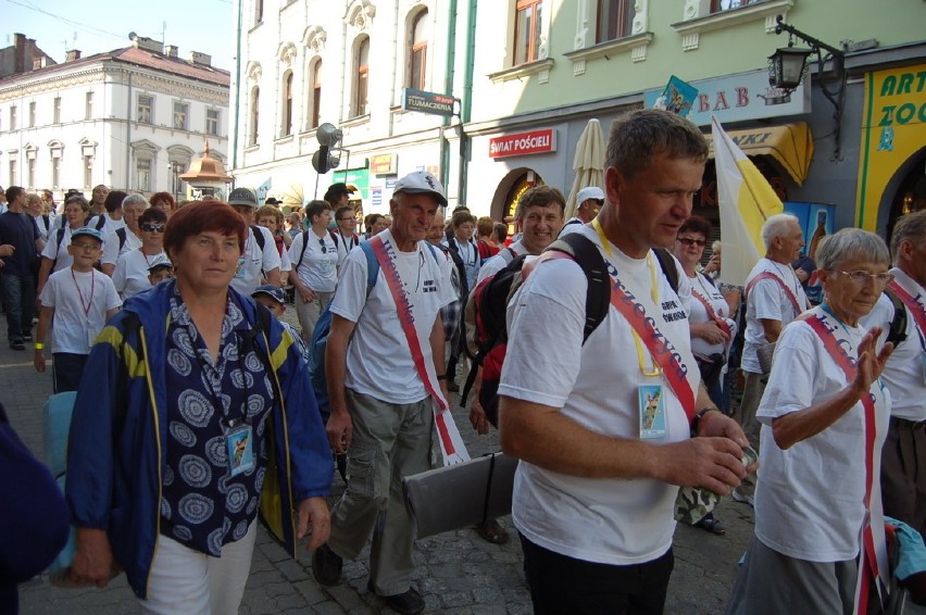 Tarnów. Pielgrzymka 2011 w drodze. Idzie ponad osiem tysięcy pątników [ZDJĘCIA]