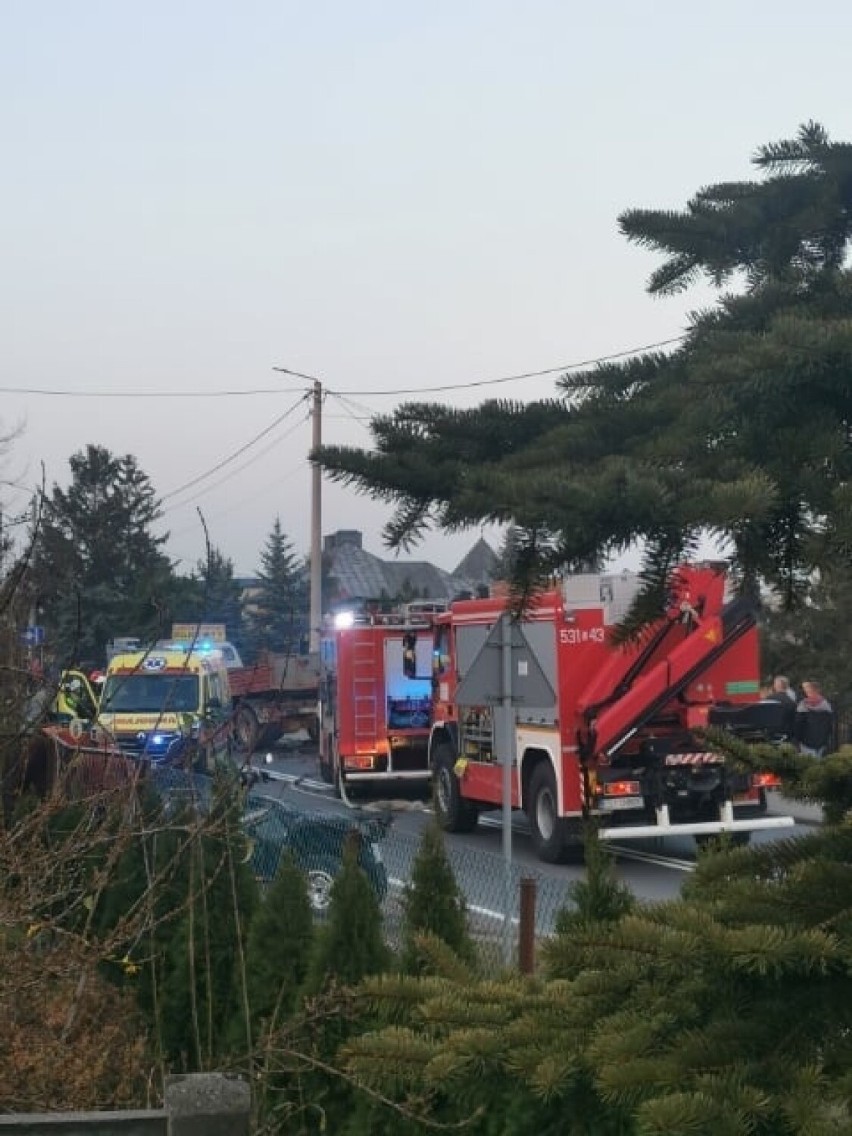 Zderzenie osobówki z ciężarówką w Małkowie w gminie Warta. Droga nieprzejezdna ZDJĘCIA, AKTUALIZACJA