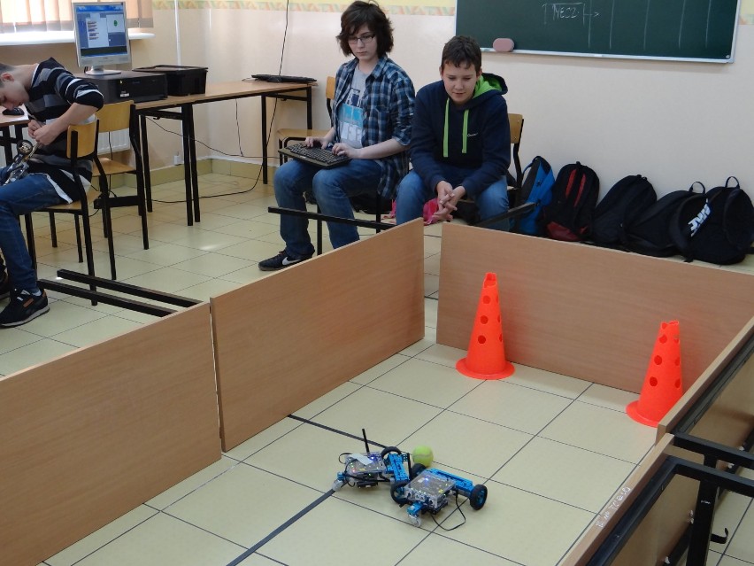 Gimnazjum w Łęczycy. Uczniowie budują i programują roboty