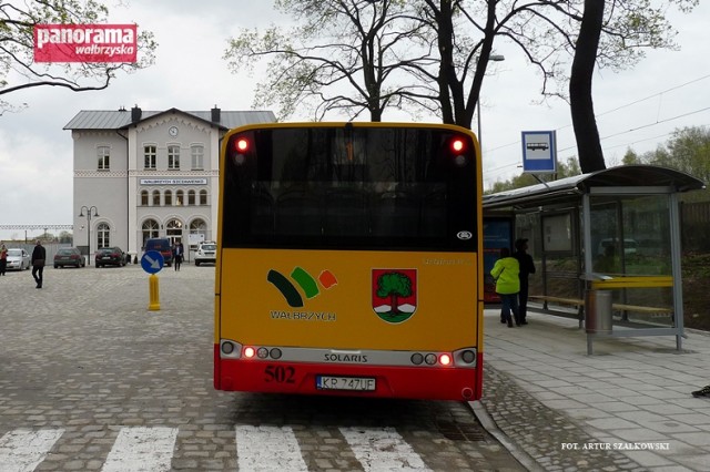 W poniedziałek (16 kwietnia 2018 r.) uruchomiono w Wałbrzychu nową linię nr 1 komunikacji miejskiej. Łączy Podzamcze z dworcem kolejowym Szczawienko