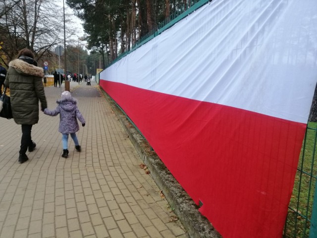 Gdyby nie biało-czerwone flagi na ulicach Goleniowa, trudno byłoby zauważyć, że dzisiaj obchodzone jest Narodowe Święto Niepodległości