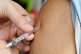 W Małopolsce przyspiesza program szczepień przeciwko COVID-19. W punkcie szczepień pamiętaj o maseczce i dystansie! - przypomina NFZ