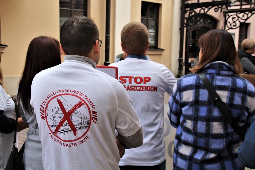 Protestujący stali przed oknami hotelu przez całą...