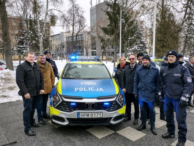 Bielscy policjanci dostali nowy radiowóz. Samochód jest nie tylko nowy, ale ma też całkiem nowe kolory oznakowania