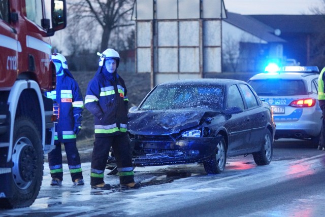Zderzenie aut w Russowie pod Kaliszem. Jedno z nich zaczęło się palić