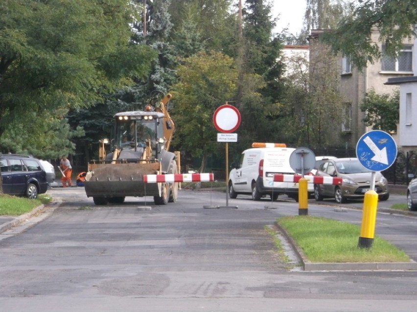 Tak przebiegały prace przy budowie progów zwalniających na...