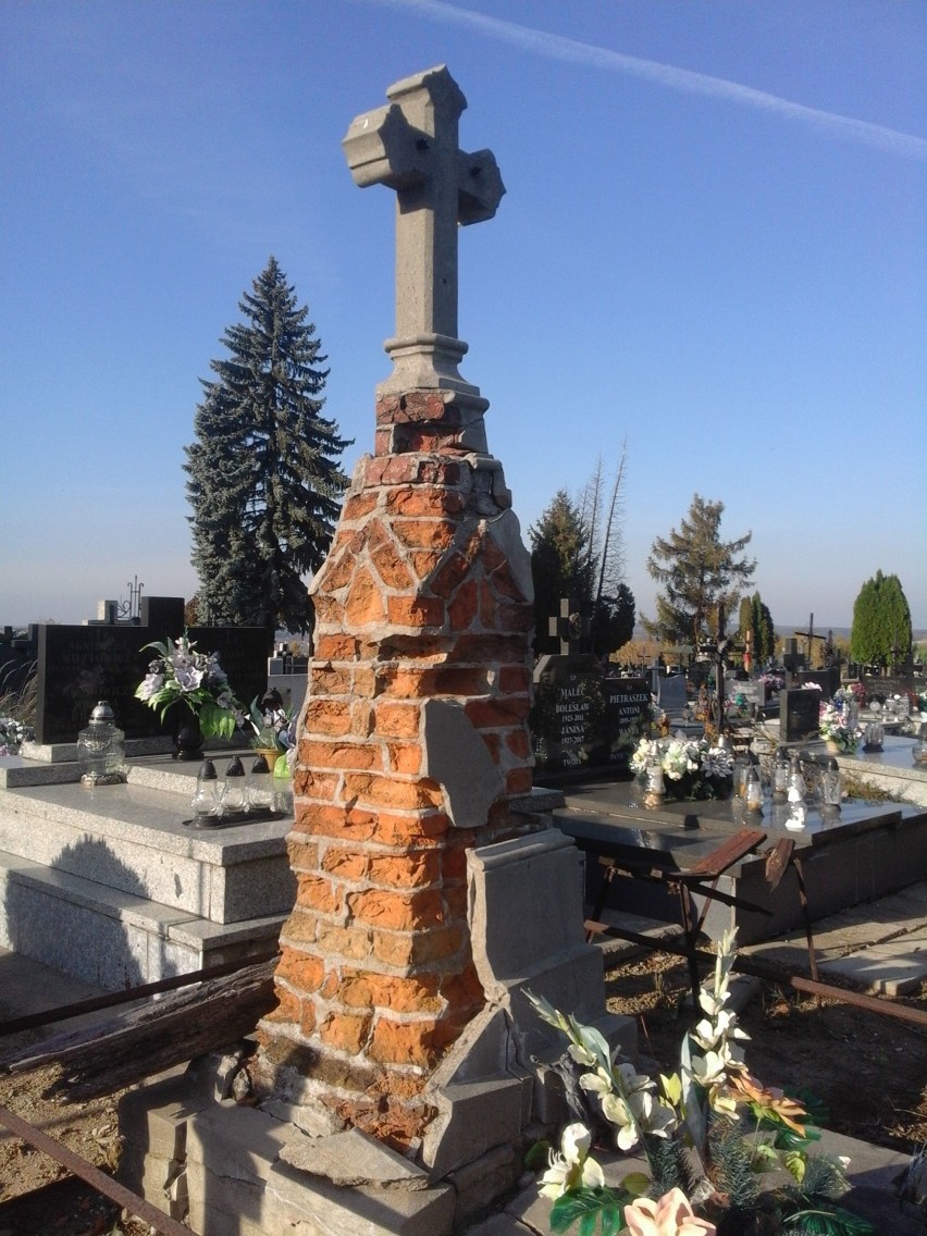 Na cmentarzu parafialnym w starej części Kraśnika jest wiele...