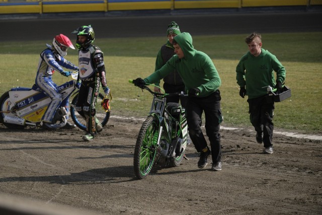 Wtorkowy pierwszy trening na dobre rozpoczął zajęcia toruńskich żużlowców na Motoarenie - na tor będą wyjeżdżać w tym tygodniu codziennie, aż do piątku. W środę o 13 nasi zawodnicy odbyli kolejny trening, tym razem otwarty dla publiczności. Grono najwierniejszych fanów, którzy przyszli na stadion nie było możliwe bardzo liczne, ale i tak przynajmniej niektórzy kibice skorzystali z możliwości obejrzenia żużlowców w akcji po długiej zimowej przerwie.

Zobacz zdjęcia ze środowego treningu ->>>>>

Czytaj również:
"Toruń pany, choć teraz chwilowo przegrany". Komentarze kibiców po meczu hokeistów KH Energi
Wtorkowy trening na Motoarenie. Mamy zdjęcia