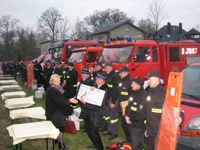 Ochotnicze Straże Pożarne z gminy Godziesze Wielkie otrzymały sprzęt ratowniczy