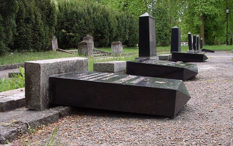 Wandale znów zniszczyli groby żołnierzy radzieckich w parku Poniatowskiego