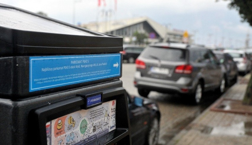 Miejsca parkingowe dla kobiet w ciąży? Mogą pojawić się przed urzędami dzielnic w Warszawie. Miasto sprawdza możliwości