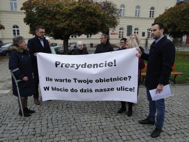 Pikietujących mieszkańców Zgodnej i Piwnej wspierali radni  Łukasz Podlewski i Marcin Kaca.