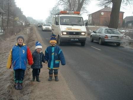 Przy tej drodze w Kaliszu zdarzały się potrącenia, a chodnika nadal nie zbudowano.  
Fot. Joanna Surażyńska