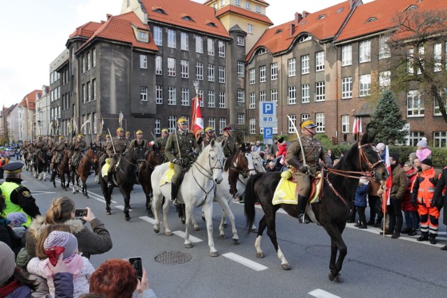 Obchody Święta Niepodległości w 2019 roku w Katowicach.

Zobacz kolejne zdjęcia. Przesuwaj zdjęcia w prawo - naciśnij strzałkę lub przycisk NASTĘPNE