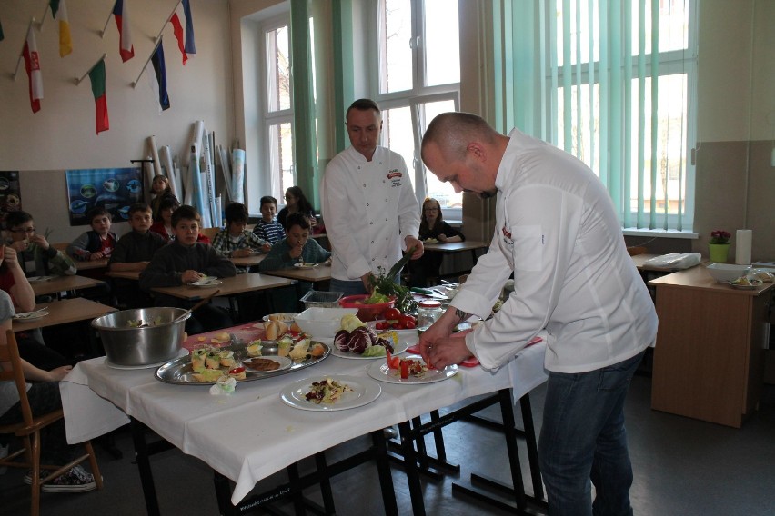 Pokaz kulinarny w Szkole Podstawowej nr 4 w Zawierciu.