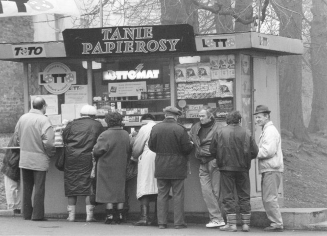 walbrzych lata 80 archiwum handel uliczny we wroclawiu. w prlu na ulicznych straganach mozna bylo kupic wszystko buty chleb i losy loterii i filmy na kasetach wideo n/z kiosk ruchu handel uliczny prl archiwum zakupy ulica gazeta wroclawska andrzej slusarczyk / gazeta wroclawska