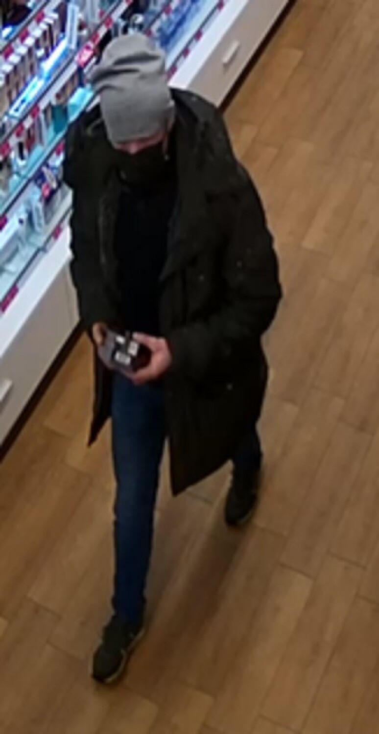 Kradzież w Pruszczu Gdańskim. Policja poszukuje mężczyznę ze zdjęć. Rozpoznajesz go? Zgłoś to!