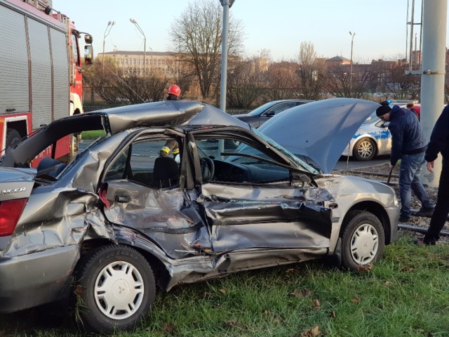 Do kolizji doszło po godz. 14 przy Czerwonej Drodze w Toruniu. Osobowe auto uderzyło w nadjeżdżający tramwaj. Kierująca mitsubishi jechała z mostu Piłsudskiego i na lewoskręcie w kierunku Bydgoszczy wjechała prosto w tramwaj, jadący w tym samym  kierunku, do Motoareny.

Kobieta wyszła z auta o własnych  siłach, nie ma poważnych obrażeń. Bez szwanku  z tego zdarzenia  wyszli też pasażerowie tramwaju. Strażacy przyznają jednak, że kierująca mitsubishi może mówić o dużym szczęściu. 

Zobacz także: Kim jest ten mężczyzna? Kradł w CH Plaza. Mamy wideo!

-  Samochód nadaje się  do kasacji. Tył auta zakleszczony pomiędzy słupem, a tramwajem został dosłownie sprasowany – Andrzej Seroczyński, rzecznik Komendy Miejskiej Państwowej Straży Pożarnej w Toruniu przyznaje, że gdyby kobieta wiozła z tyłu pasażera to zdarzenie skończyłoby się bardzo źle.

Droga jest już przejezdna, wznowiono też ruch tramwajów  w kierunku Motoareny.  

Polecamy:

