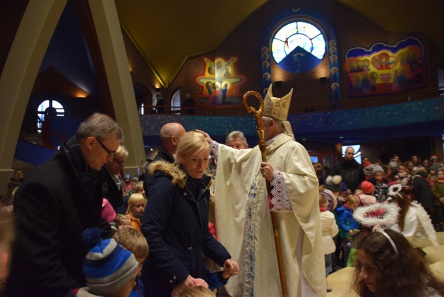 Roraty 2018 w parafii bł. Karoliny w Tychach - 6 grudnia z udziałem bp. Marka Szkudły w roli św. Mikołaja biskupa.