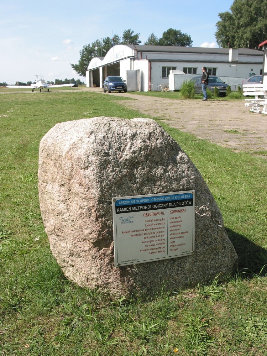 Kamień meteorologiczny na lotnisku Aeroklubu Słupskiego gdy...