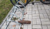Na stojaku na rowery postawiono... pocisk artyleryjski! ZDJĘCIA