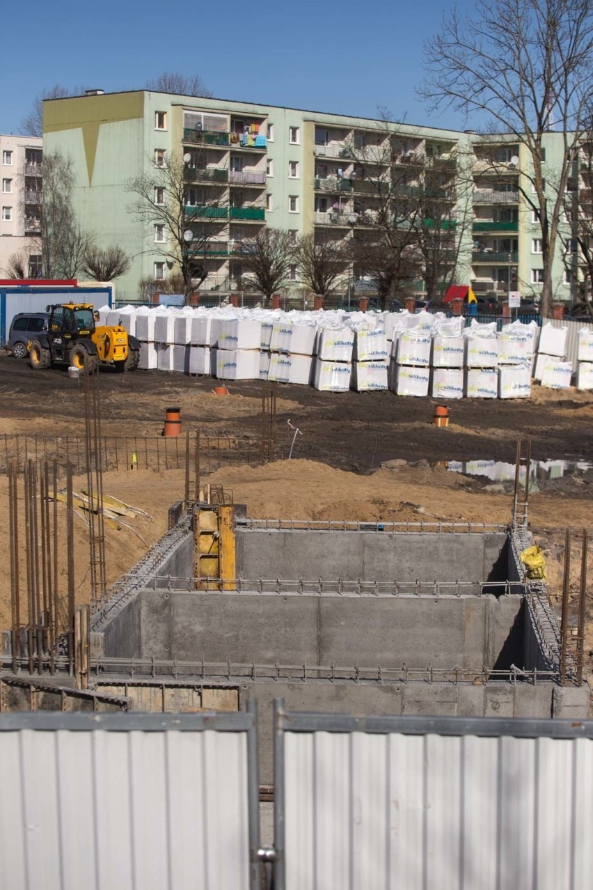 Obecnie trwają prace przy wylewaniu fundamentów budynku,...