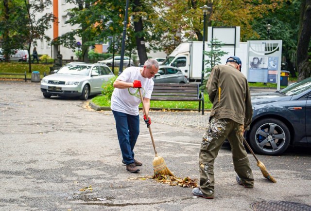 Roman Polko przed Bytomskim Centrum Kultury