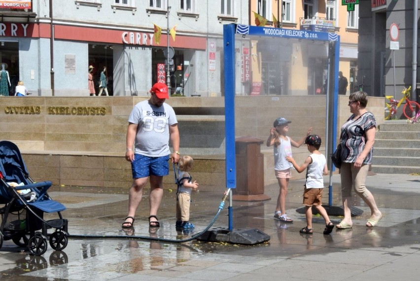 Kurtyna wodna Wodociągów Kieleckich daje ulgę w czasie...