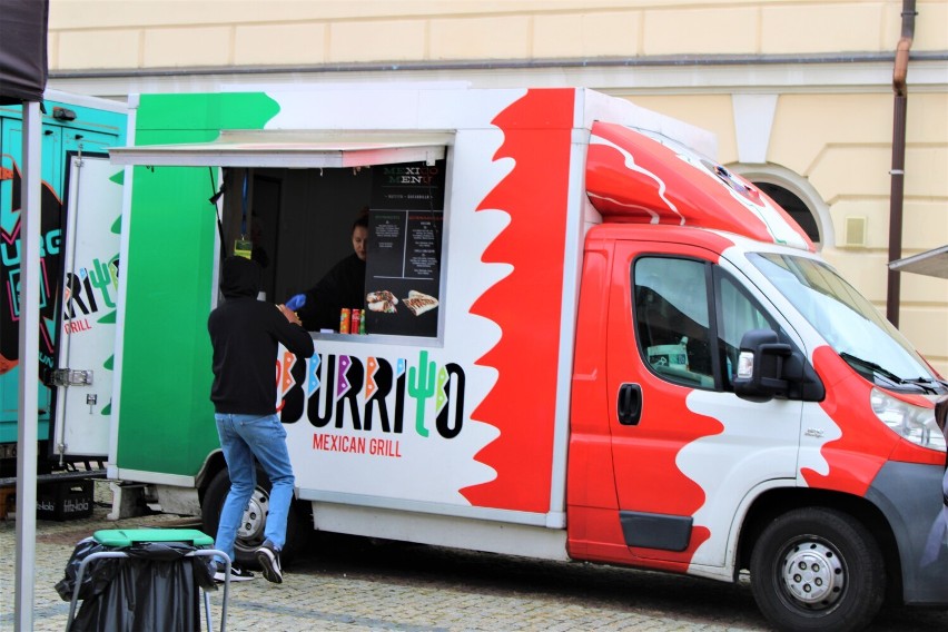 Trwa zlot Food Trucków w Łęczycy. Co dobrego zjemy?