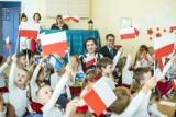 Tarnów. Akademia Małego Polaka w przedszkolu "Pod Stokrotką" w Tarnowie. Maluchy uczą się czym są symbole narodowe [ZDJĘCIA]