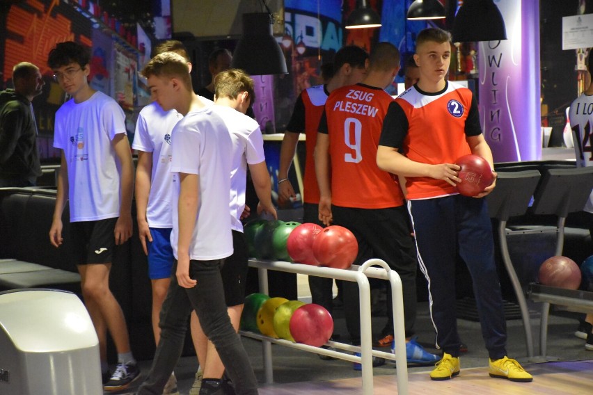 Mistrzostwa Szkół Średnich w bowlingu w kręgielni Parku Wodnego "Planty" w Pleszewie