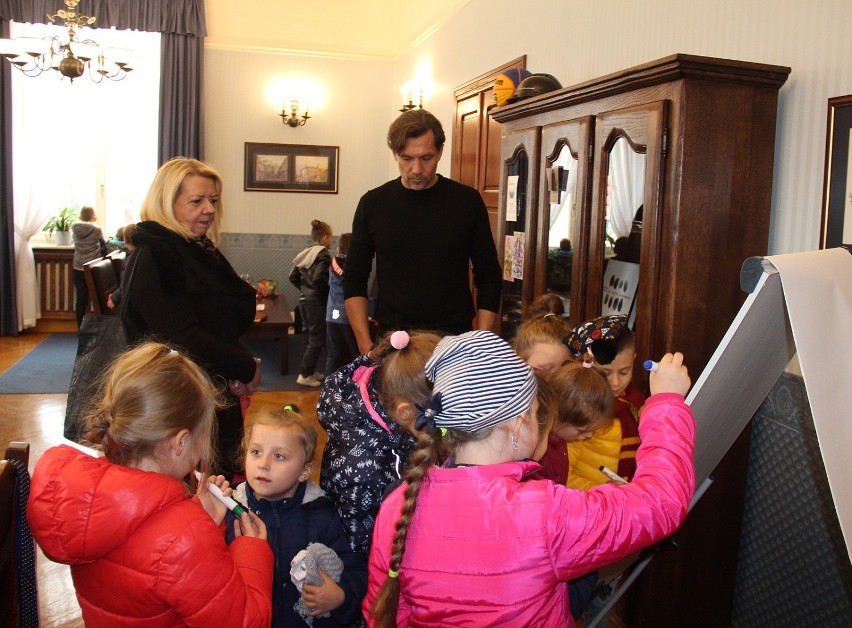Dzieci odwiedziły gabinet prezydenta Krystiana...