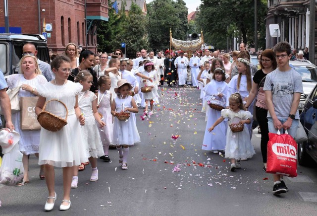 Ulicami Inowrocławia przeszła w czwartek, 8 czerwca, miejska procesja Bożego Ciała. Rozpoczęła się przy kościele Zwiastowania Najświętszej Maryi Pannie, a zakończyła przy kościele garnizonowym
