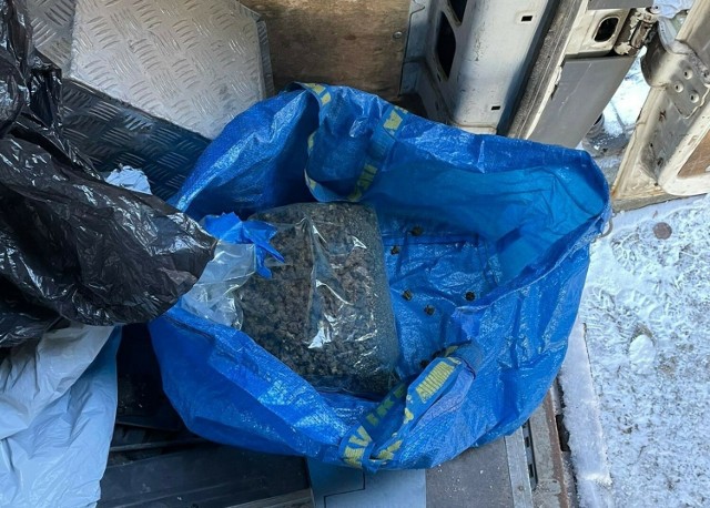 Narkotyki znalezione w bagażniku jednego z samochodów zaparkowanych na terenie posesji w gminie Świątniki Górne