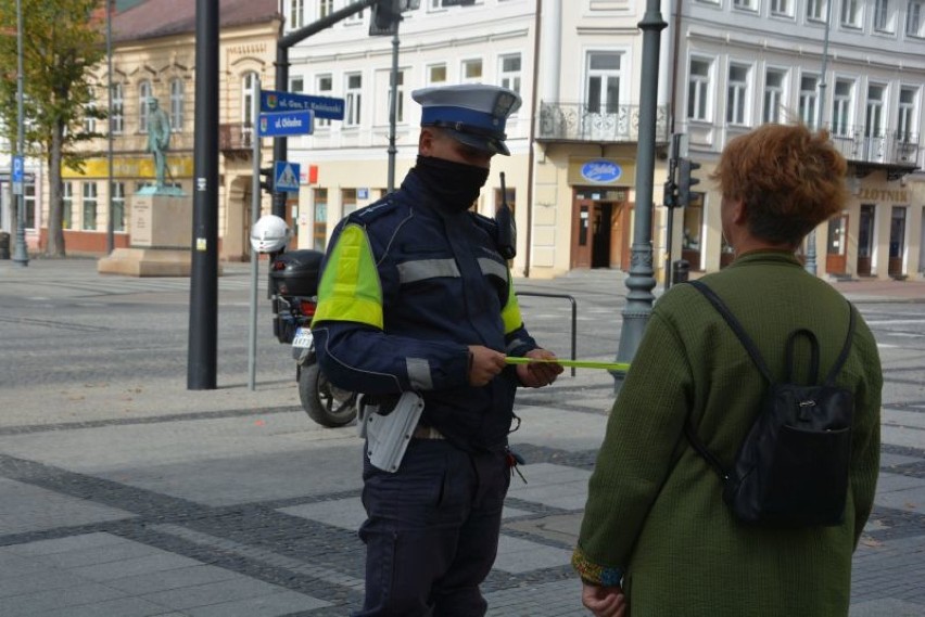 W Suwałkach policjanci zachęcali do noszenia odblasków [Zdjęcia]