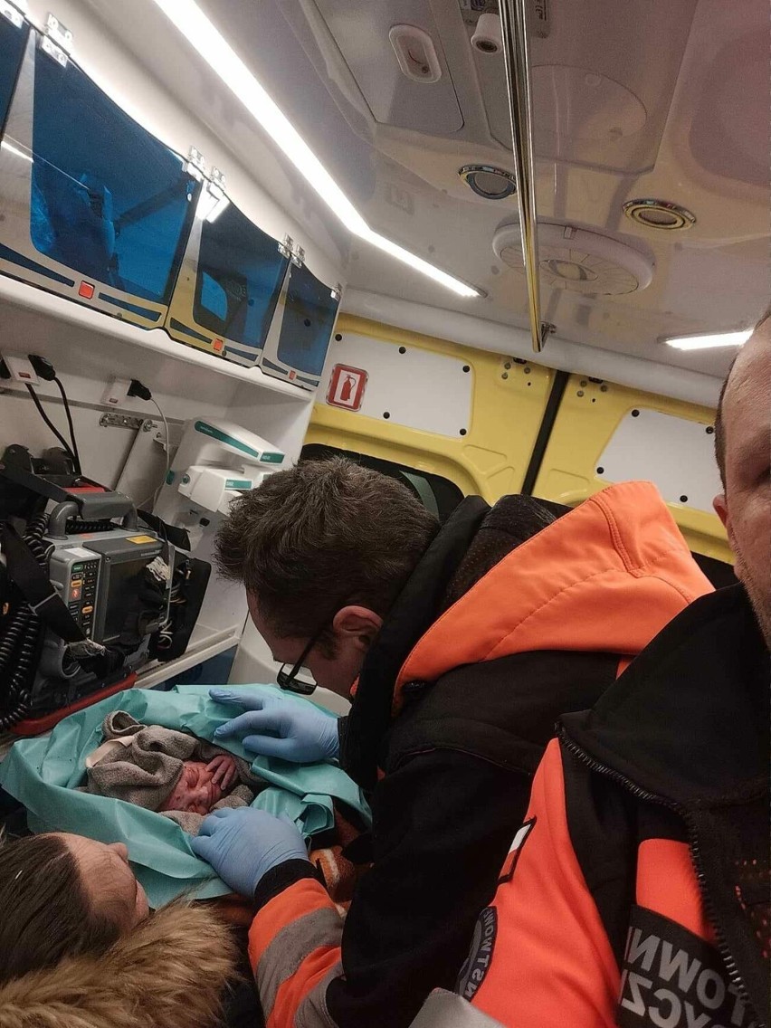Akcja porodowa przed przyjazdem ambulansu. Ten dzień był wyjątkowy dla kaliskich ratowników medycznych. ZDJĘCIA