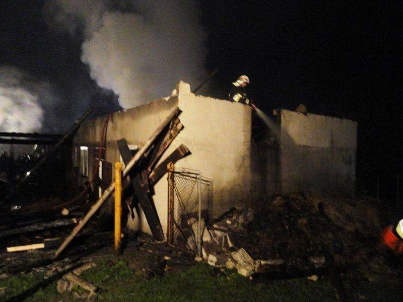 Nocne działania strażaków uratowały dom stojący obok ognia